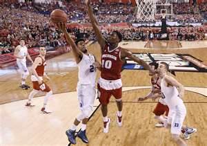 Quinn Cooks attacks the rim against Nigel Hayes in the National Championship.