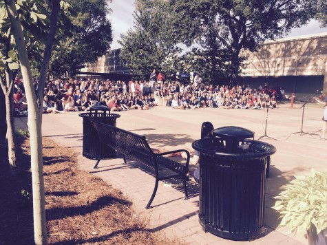 A crowd listens to student music on Patriot Avenue. Photo by Jacob Aron