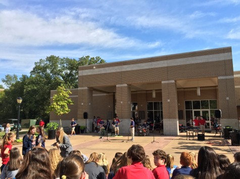 (L-R) J.P. Gathings, Wesley Roberson, Kelly McBride, Jennings Duncan, and Lawson Marchetti perform at Fall Fest. Photo Forrest Smith. 