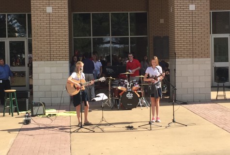 Maclain and Chatham Kennedy perform "Skinny Love" by Bon Iver at Fall Fest 2015. Photo by Matthew Clay.