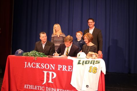 Will Warren signs his letter to Southeastern Louisiana where he will pitch for the Baseball team. Photo by Stewart McCullough